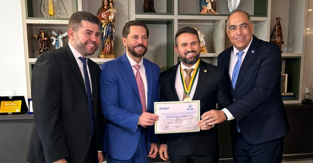 Oficial do 1ºRIGO recebe a condecoração máxima da Assembleia Legislativa de Goiás